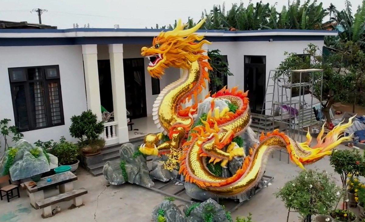 Dịp Tết Nguyên đán Giáp Thìn 2024, linh vật rồng đã thu hút hơn 100.000 lượt du khách đến với thị trấn biên giới Lao Bảo.