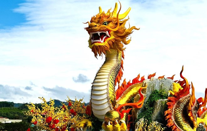 Linh vật rồng và trưng bày ở thị trấn Lao Bảo (huyện Hướng Hóa) vào dịp tết năm ngoái.