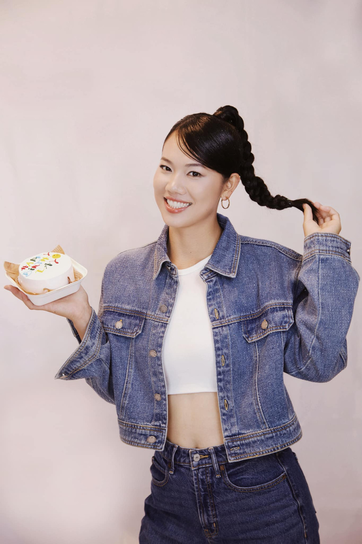 Trong những hình ảnh mới nhất, cô luôn diện những trang phục hiện đại, thanh lịch, mang tính ứng dụng cao. Lối trang điểm nhẹ nhàng, trong trẻo cũng làm nổi bật lên nhan sắc của Ánh Viên.