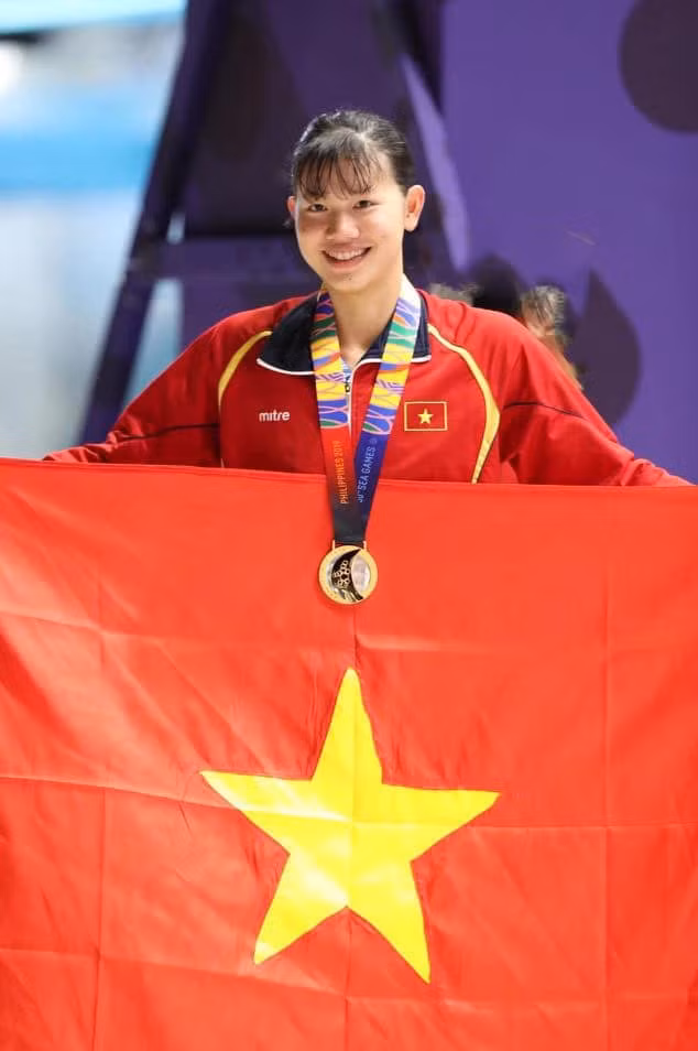 Bức ảnh đầu tiên là tại gala trao giải Cúp Chiến thắng năm 2015, Ánh Viên lần đầu tiên được vinh danh ở hạng mục "Nữ vận động viên của năm". Bức ảnh thứ 2 là khoảnh khắc cô làm khách mời tại Cúp Chiến thắng 2024, trao giải "Nữ vận động viên của năm" cho xạ thủ Trịnh Thu Vinh.