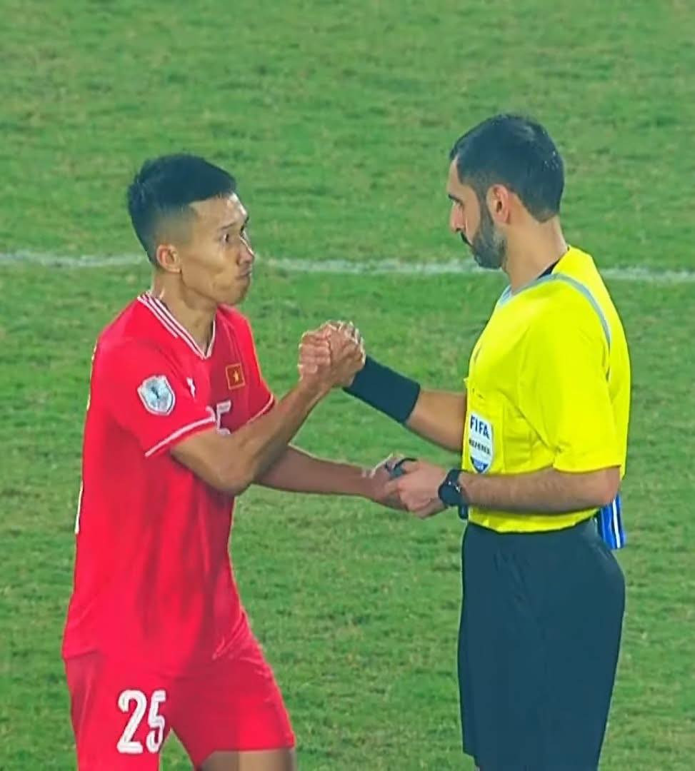 Hay khoảnh khắc ngay sau trận chung kết lượt đi, Doãn Ngọc Tân thể hiện sự cảm phục khi chủ động bắt tay trọng tài chính Salman Ahmad Falahi.