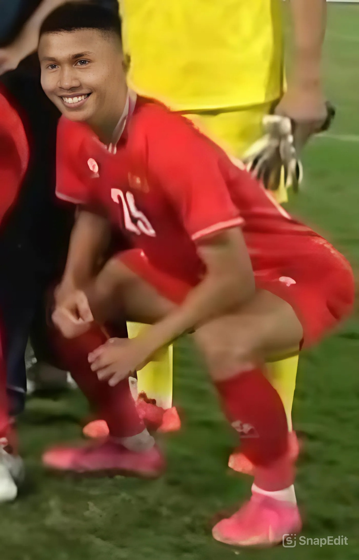 Hay trước đó, ngay sau trận lượt về trên sân vận động Việt Trì (Phú Thọ) tối 29/12, trong lúc chụp hình lưu niệm, Doãn Ngọc Tân bất ngờ trở thành điểm nhấn với cách tạo dáng… như đang squat (bài tập đứng lên, ngồi xuống trong tập gym).