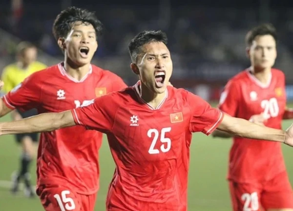 Anh có mặt ở mọi điểm nóng trên sân, thể hiện khả năng tranh chấp và phòng ngự xuất sắc.