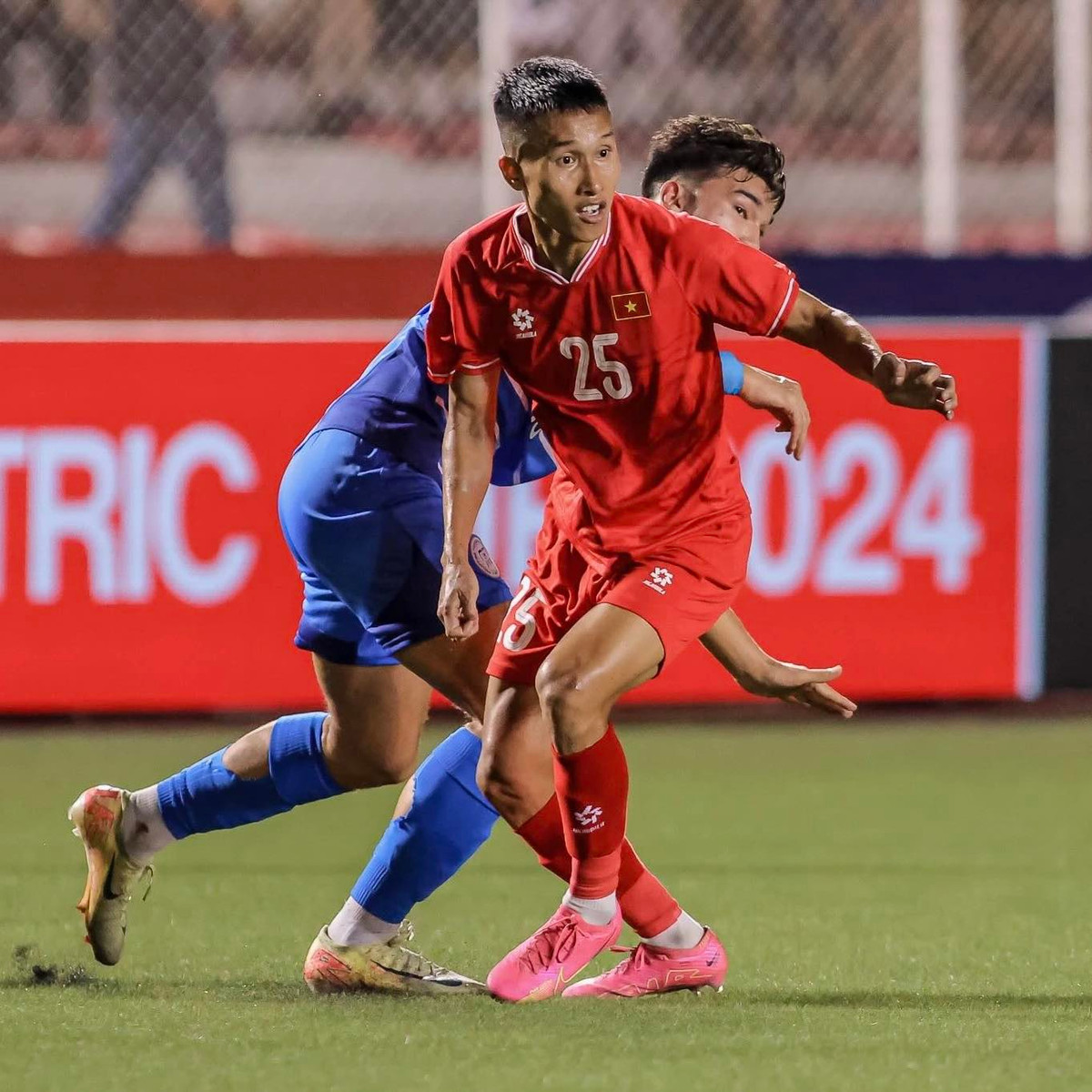 Không chỉ ghi dấu ấn bằng các số liệu, Tân còn cho thấy tinh thần chiến đấu không ngừng nghỉ.