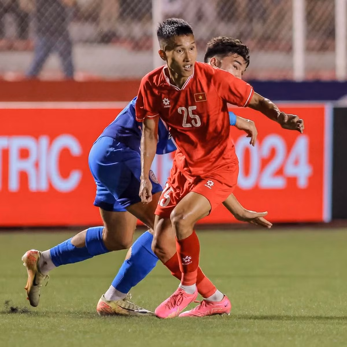 Không chỉ ghi dấu ấn bằng các số liệu, Tân còn cho thấy tinh thần chiến đấu không ngừng nghỉ.