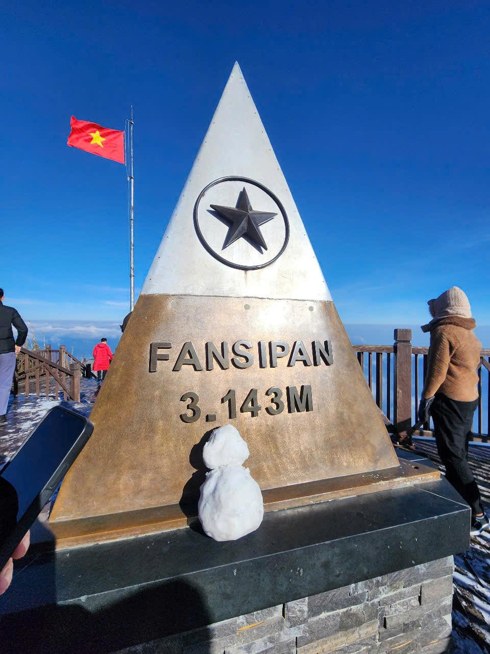 Tin tức về lớp băng tuyệt đẹp trên Fansipan đã lan truyền với tốc độ chóng mặt trên mạng xã hội, khiến bao người không khỏi ngạc nhiên và muốn một lần được tận mắt chiêm ngưỡng.