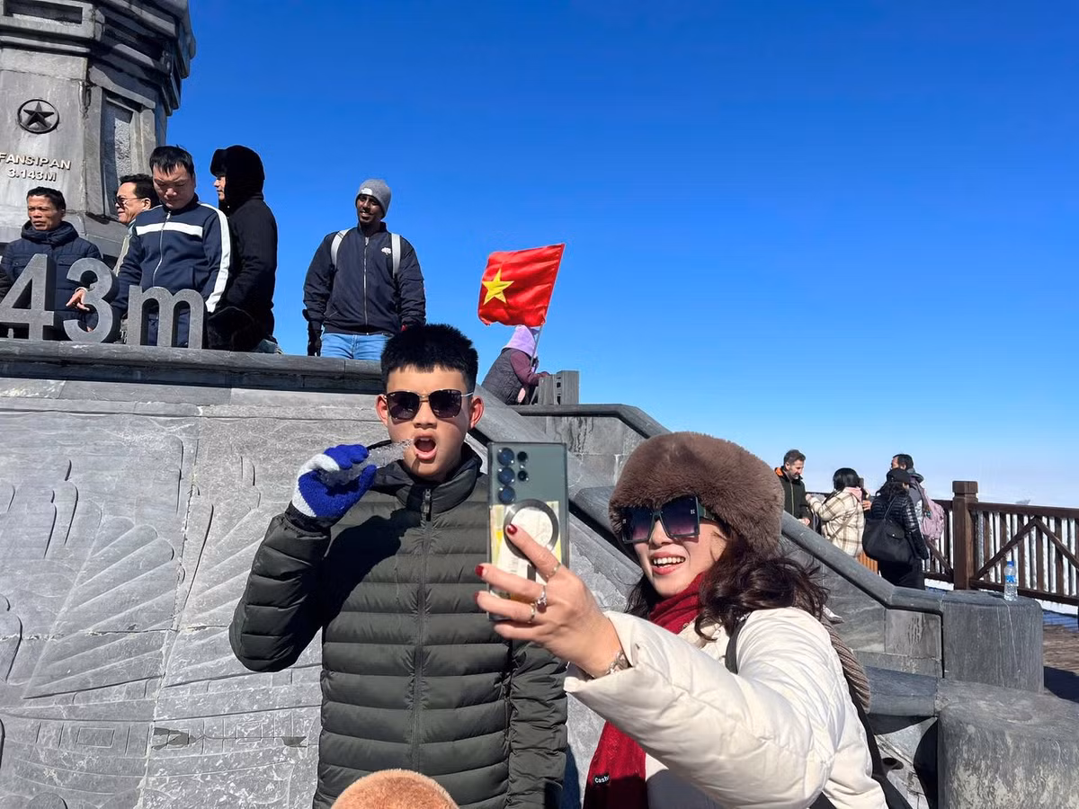 Những vị du khách may mắn có mặt để tận mắt chiêm ngưỡng cũng vô cùng thích thú, mong muốn ghi lại những hình ảnh check-in thời điểm đặc biệt này.