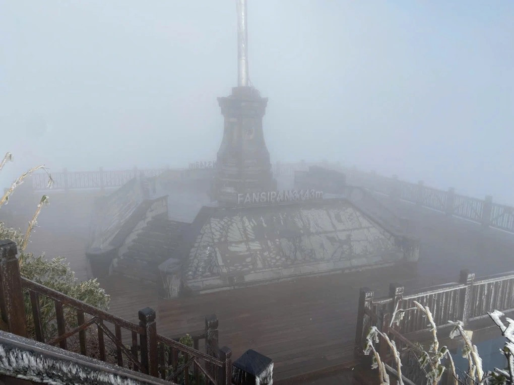 Lần thứ ba trong mùa đông này, sau các đợt vào ngày 23/11/2024 và 23/12/2024, Fansipan lại được "biến hóa" thành một kỳ quan băng giá. Tuy nhiên, đợt băng giá lần này đặc biệt hơn hẳn khi lớp băng phủ dày hơn và kéo dài liên tục trong nhiều ngày.