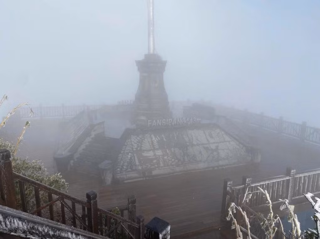 Lần thứ ba trong mùa đông này, sau các đợt vào ngày 23/11/2024 và 23/12/2024, Fansipan lại được "biến hóa" thành một kỳ quan băng giá. Tuy nhiên, đợt băng giá lần này đặc biệt hơn hẳn khi lớp băng phủ dày hơn và kéo dài liên tục trong nhiều ngày.