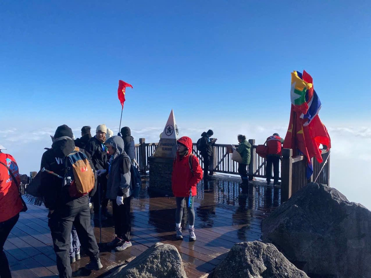 Ánh nắng ấm áp cùng biển mây bồng bềnh đã tạo nên một khung cảnh lãng mạn, khiến du khách không khỏi say đắm.