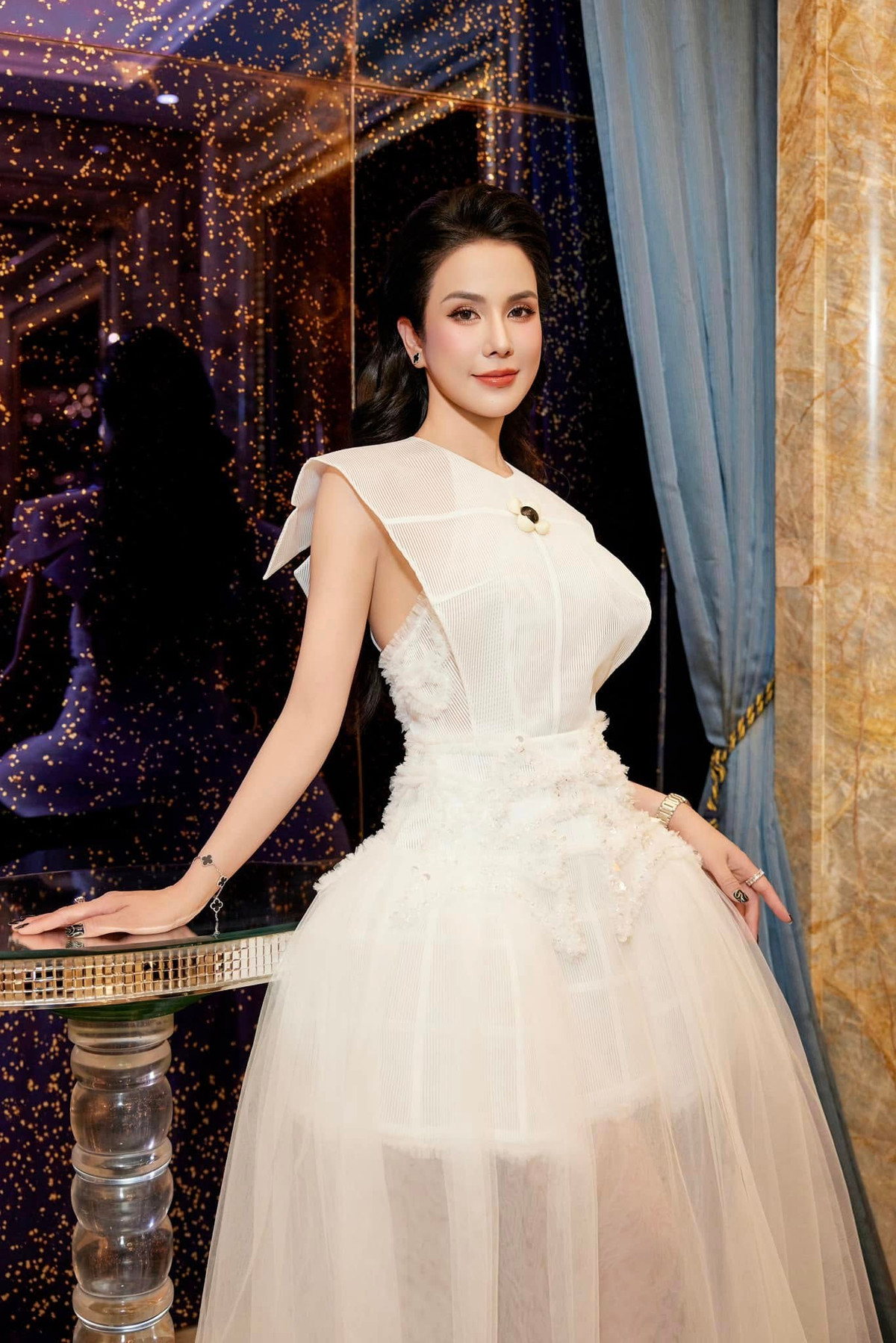 Cô thường dành thời gian tập luyện để giải tỏa áp lực, giữ thần thái rạng rỡ, ngoại hình thon thả.