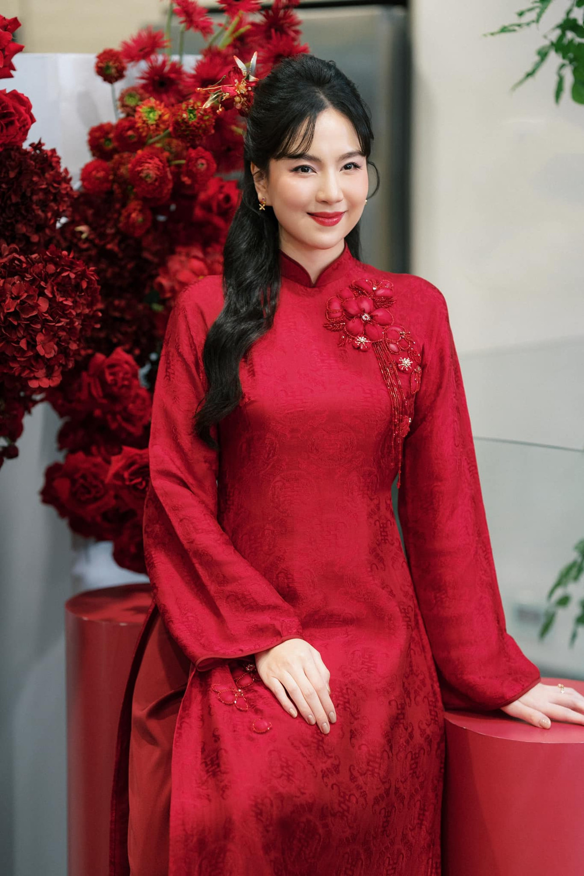 Ở phần bình luận, nhiều người đã gửi lời chúc mừng tới Mai Ngọc: "Chúc em luôn hạnh phúc nhé", "mong em hạnh phúc nhân đôi", "chúc mừng em, mong em luôn được hạnh phúc viên mãn nha".