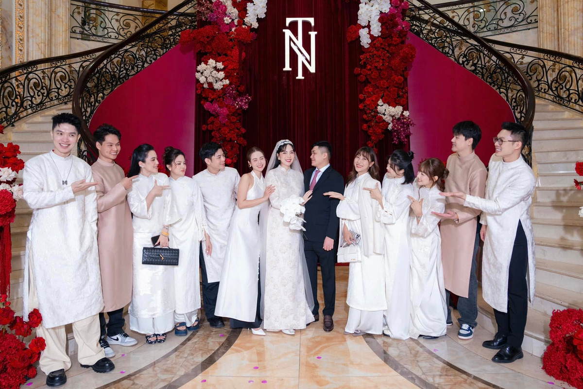 Theo đó, chồng Mai Ngọc kém cô hai tuổi, là doanh nhân, hoạt động trong lĩnh vực nhà hàng tại Bắc Giang. Nữ MC hạnh phúc bày tỏ: "Năm nay ăn Tết ở nhà mới".