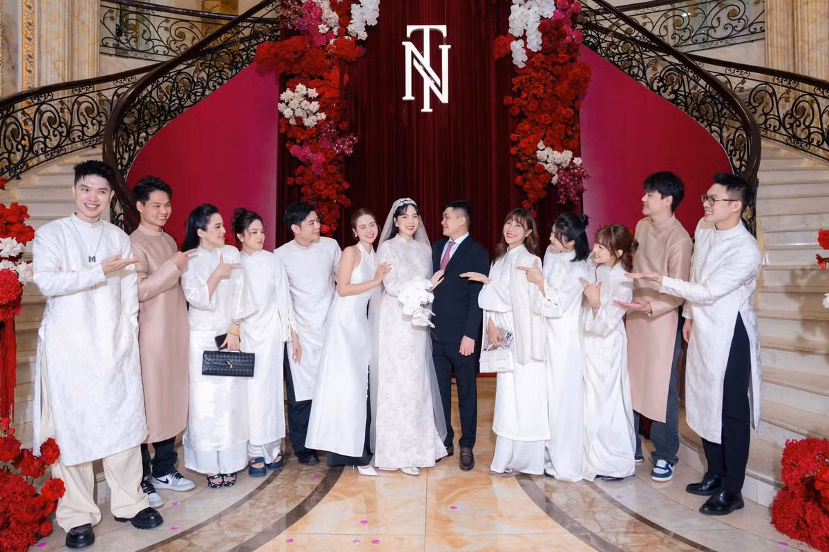 Theo đó, chồng Mai Ngọc kém cô hai tuổi, là doanh nhân, hoạt động trong lĩnh vực nhà hàng tại Bắc Giang. Nữ MC hạnh phúc bày tỏ: "Năm nay ăn Tết ở nhà mới".