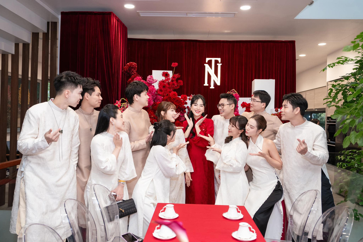 Buổi lễ được tổ chức trong không gian ấm cúng và riêng tư, với sự tham gia của gia đình và bạn bè thân thiết.