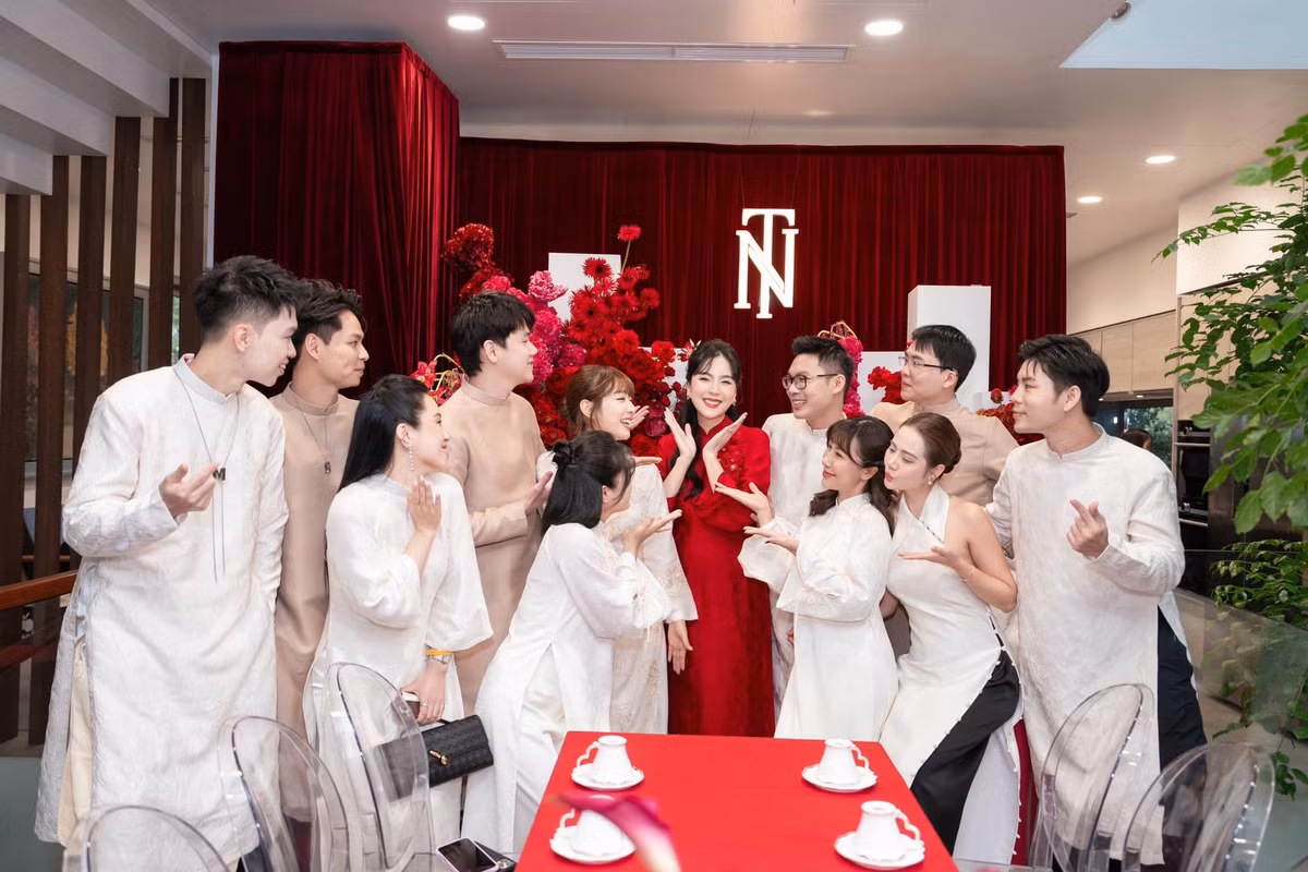 Buổi lễ được tổ chức trong không gian ấm cúng và riêng tư, với sự tham gia của gia đình và bạn bè thân thiết.