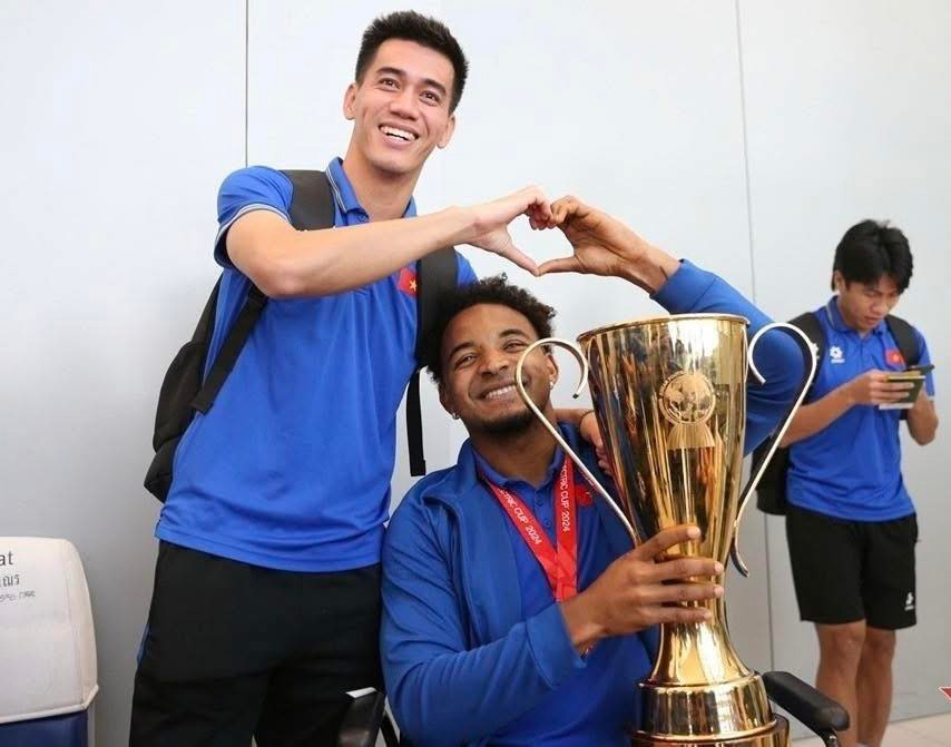 Sau ca phẫu thuật, các đồng đội, ban huấn luyện cũng như nhiều doanh nghiệp, đoàn thể, nhà hảo tâm đã ghé thăm nam cầu thủ.