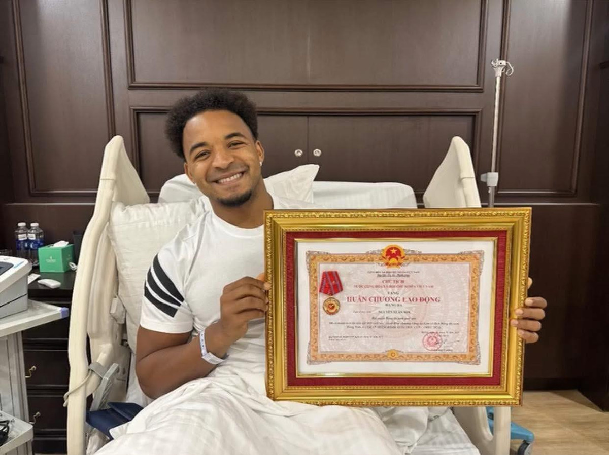 Trước đó, tối 8/1, Xuân Son vui mừng chia sẻ lên trang facebook cá nhân hình ảnh anh nhận Huân chương lao động hạng Ba. Trên giường bệnh, tiền đạo tuyển Việt Nam nở nụ cười hạnh phúc với vinh dự lớn lao này. (Ảnh: FB Nguyễn Xuân Son)
