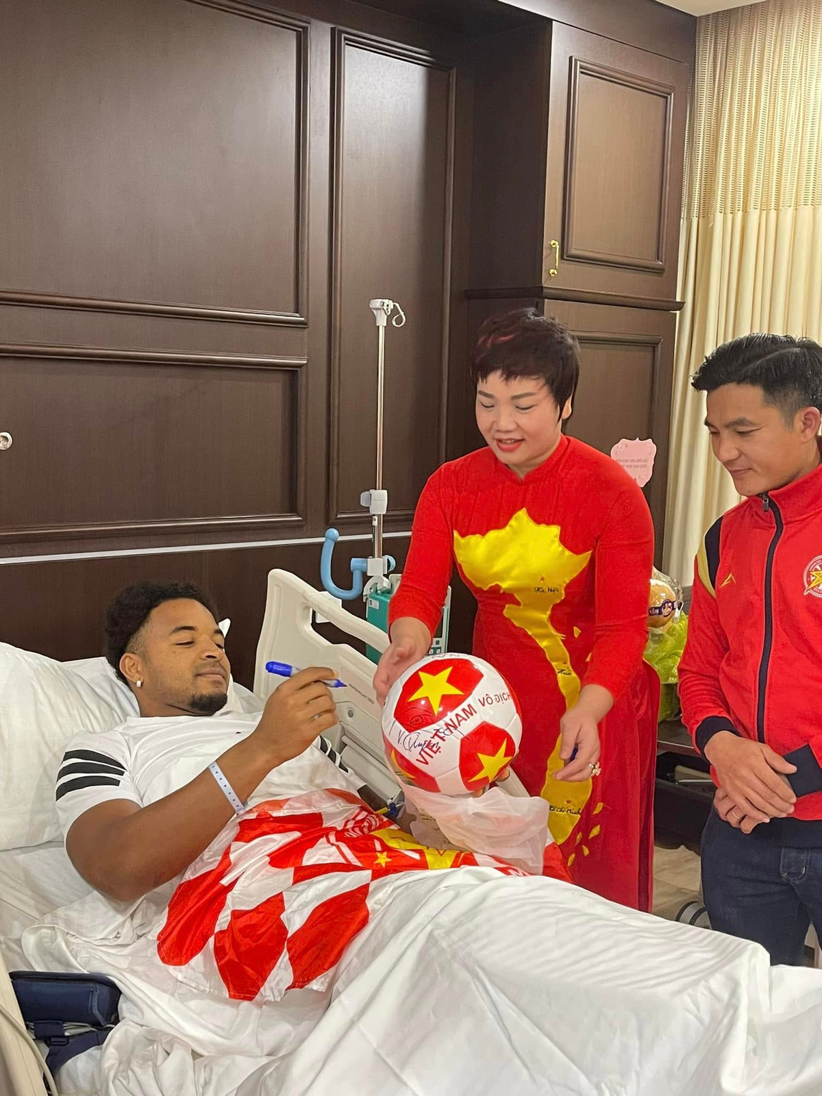 Thành tích này cũng giúp anh phá hai kỷ lục là cầu thủ Việt Nam ghi bàn nhiều nhất trong một kỳ AFF Cup, đồng thời Son là cũng là cầu thủ Việt đầu tiên ghi bàn trong 4 trận đấu liên tiếp ở sân chơi khu vực.