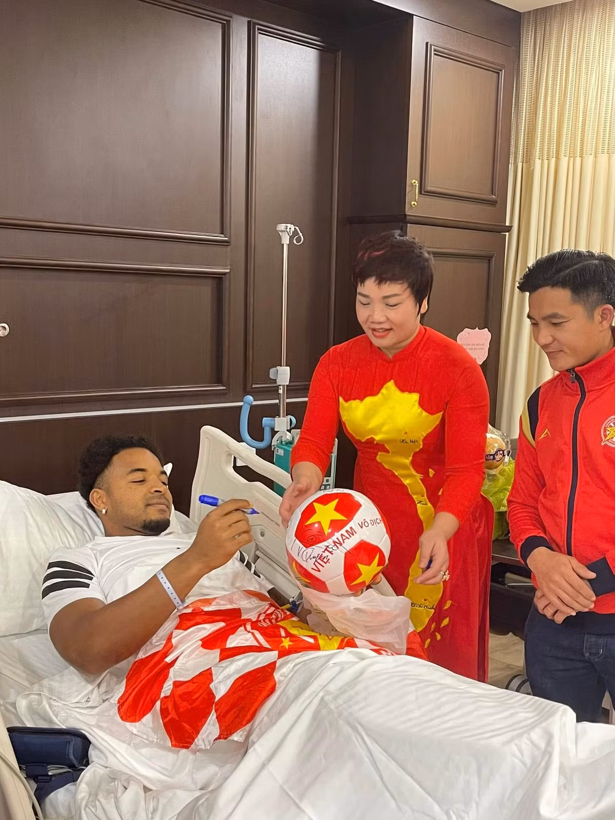 Thành tích này cũng giúp anh phá hai kỷ lục là cầu thủ Việt Nam ghi bàn nhiều nhất trong một kỳ AFF Cup, đồng thời Son là cũng là cầu thủ Việt đầu tiên ghi bàn trong 4 trận đấu liên tiếp ở sân chơi khu vực.