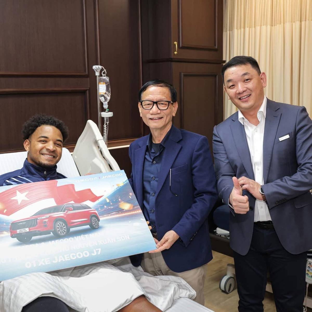 Dưới những hình ảnh được đăng tải lên mạng xã hội, nhiều người đã gửi lời chúc mừng đến Xuân Son cũng như động viên anh sẽ mau bình phục: "Xuân Son rất xứng đáng. Cảm ơn nhà tài trợ rất nhiều", "Chúc mừng Xuân Son, chúc cháu nhanh chóng hồi phục sức khỏe", "Quá tuyệt vời , bạn ý xứng đáng mà". (Ảnh: Omoda &amp; Jaecoo Việt Nam)