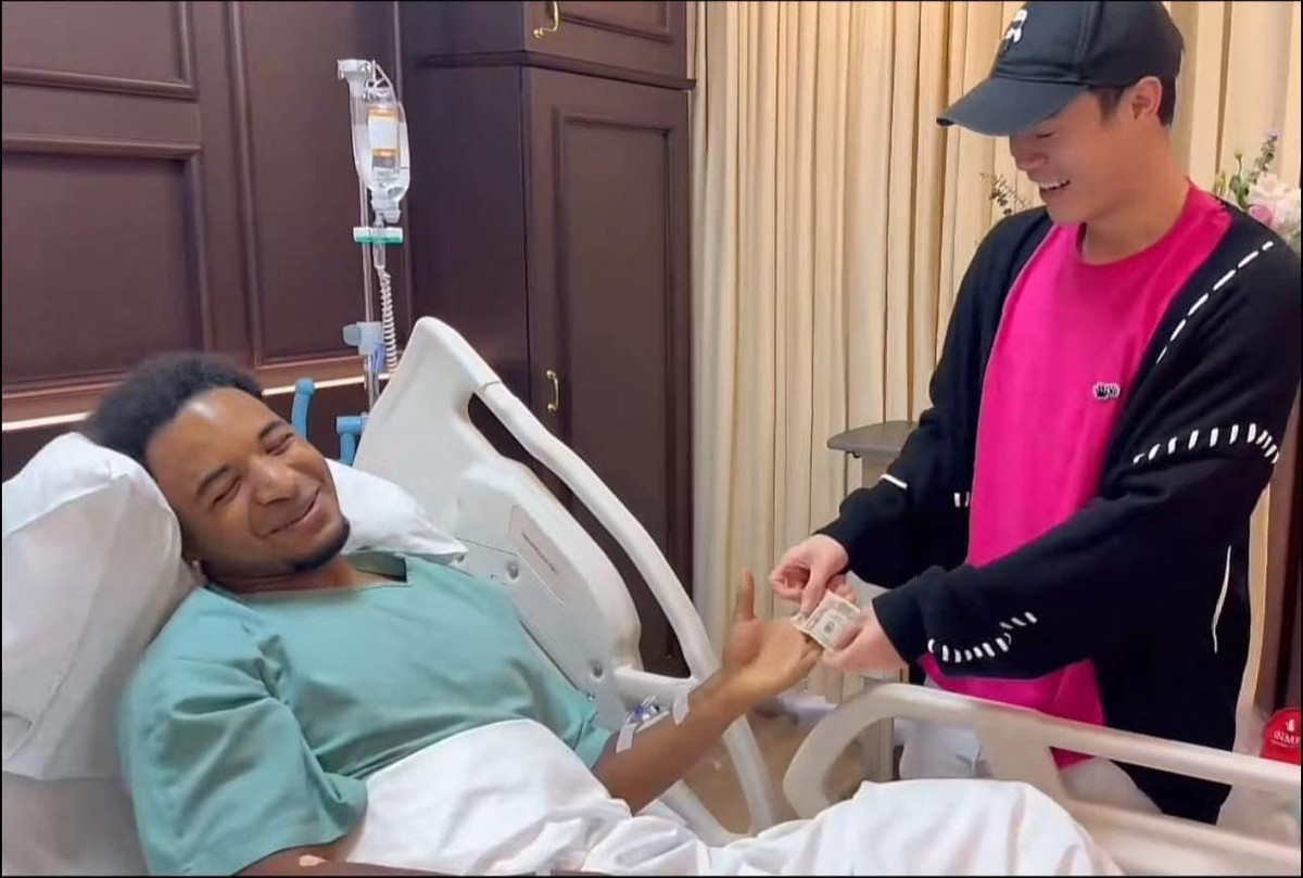 Chấn thương gãy chân gặp phải trong trận chung kết lượt về khiến Xuân Son không kịp nâng cúp cùng đồng đội. (Ảnh: FB Văn Toàn)