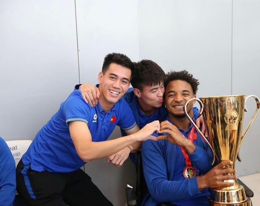 Sau khi về Việt Nam, Nguyễn Xuân Son đã được phẫu thuật thành công. Hiện cầu thủ này đang tập hồi phục để sớm có thể lấy lại thể trạng tốt nhất.