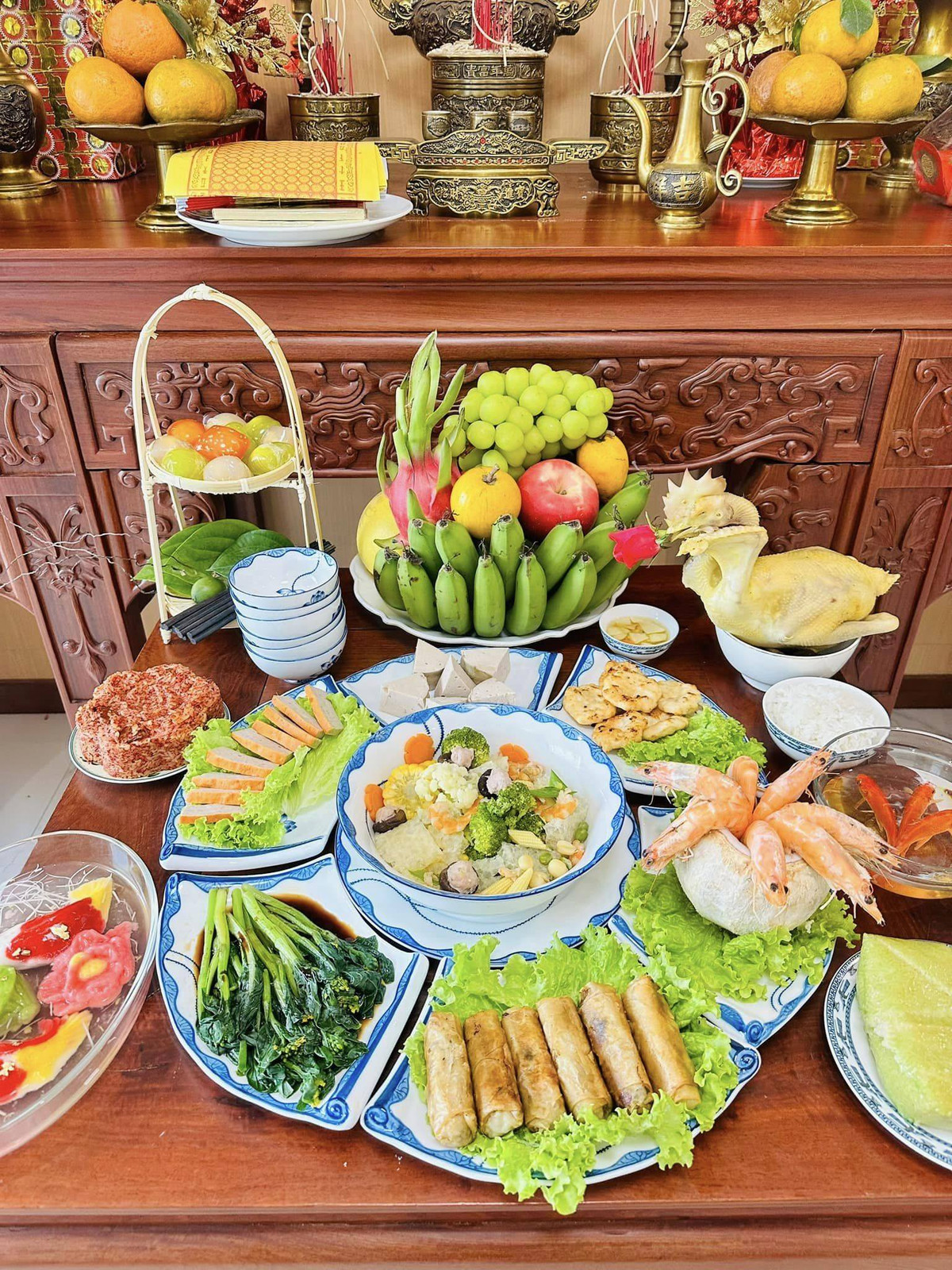 Nếu không có quá nhiều thời gian, có thể mua sẵn những chiếc nem hay giò chả để có thể tiết kiệm thời gian nấu nướng.