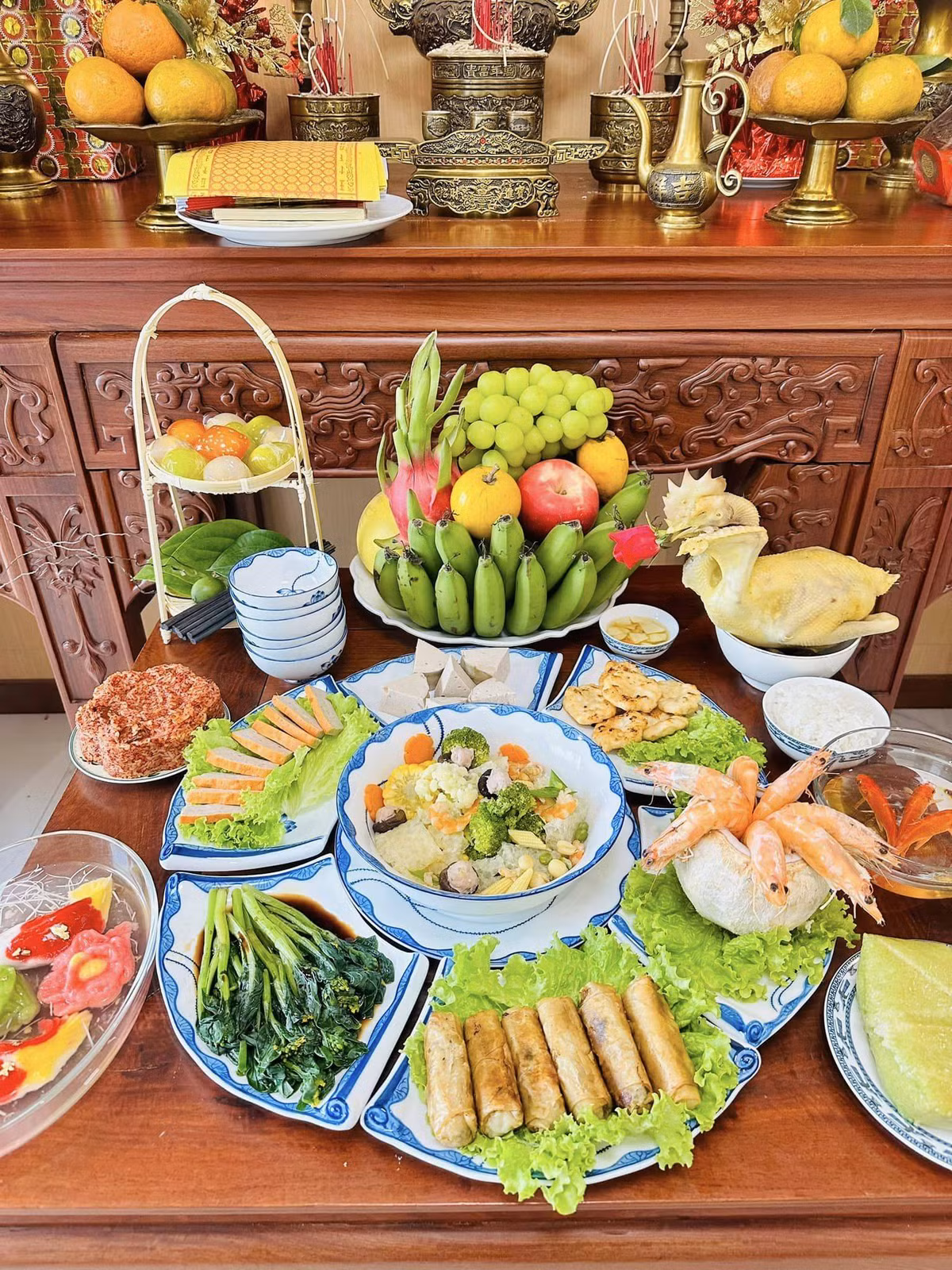 Nếu không có quá nhiều thời gian, có thể mua sẵn những chiếc nem hay giò chả để có thể tiết kiệm thời gian nấu nướng.