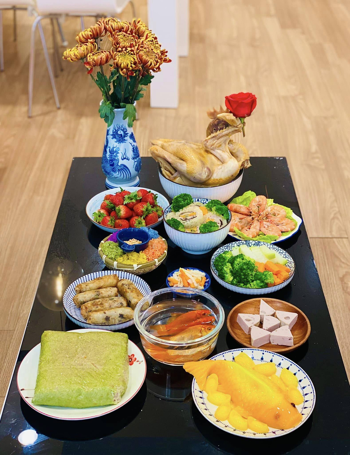 Theo quan niệm dân gian, cá chép là phương tiện Táo quân lên chầu trời nên trên các mâm cỗ, nhiều người đã tạo hình cá chép từ xôi, thạch...