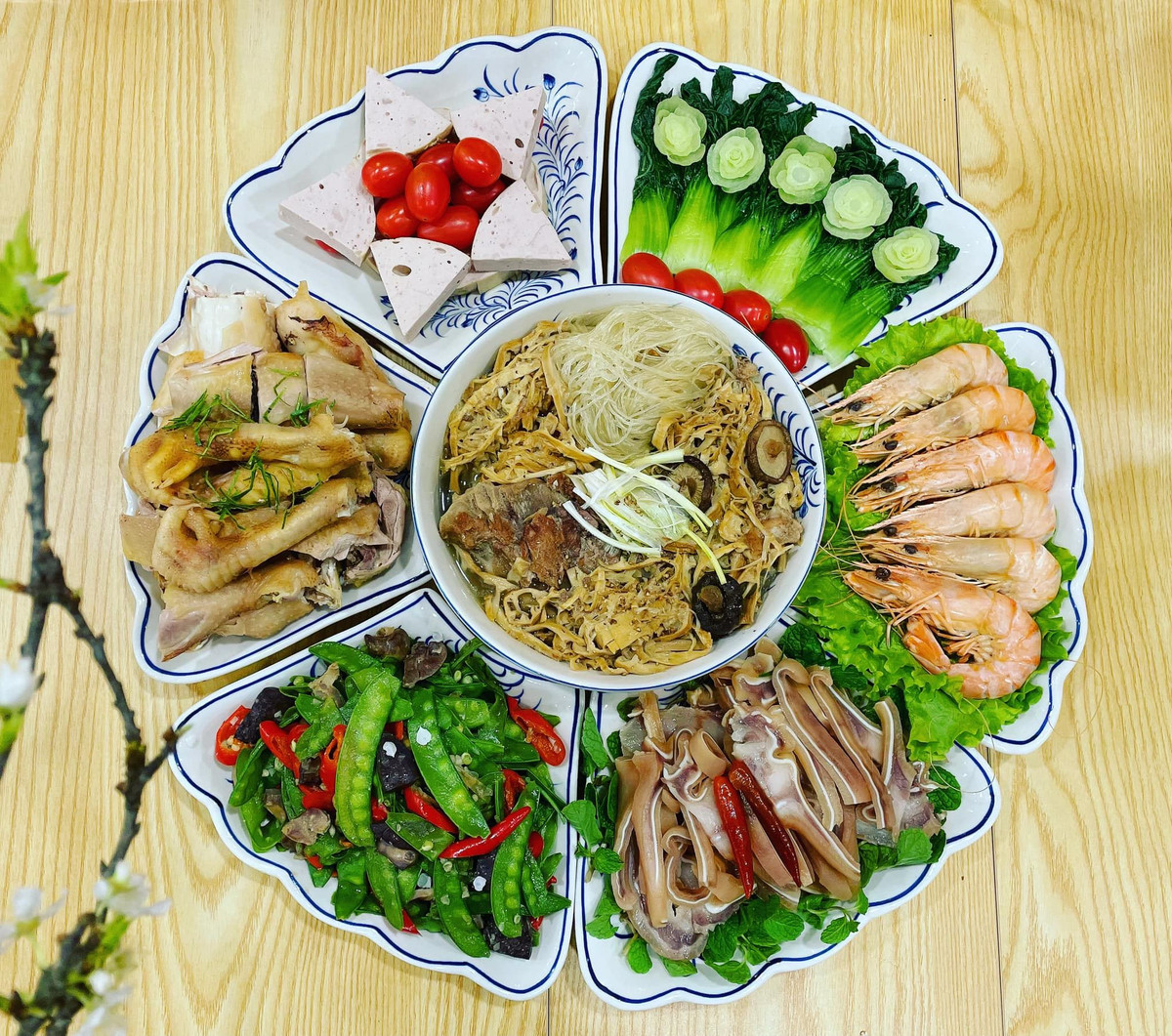 Nhiều chị em còn chịu khó cắt tỉa rau củ để tạo những bông hoa trang trí đẹp mắt.