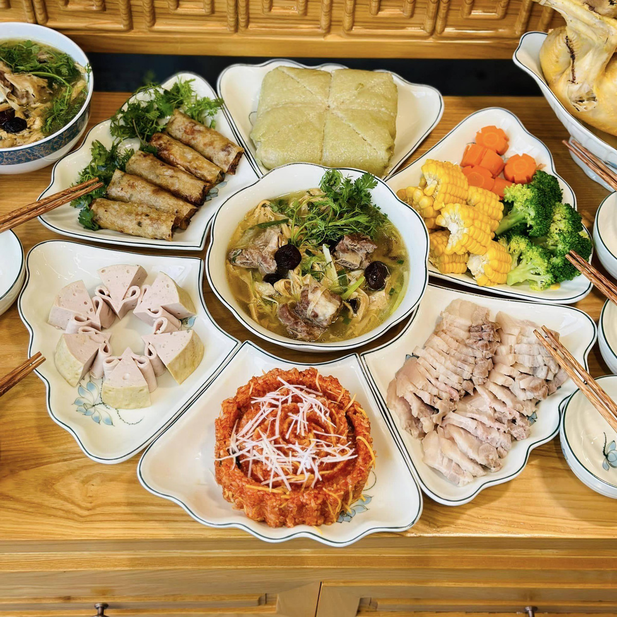 Cuộc sống hiện tại khiến các loại hình dịch vụ như nấu cơm cúng sẵn vô cùng phát triển, thế nhưng nhiều người cho rằng dù có bận thế nào thì cũng phải tự tay chuẩn bị mâm cơm cúng ông Công ông Táo để thể hiện lòng thành kính.