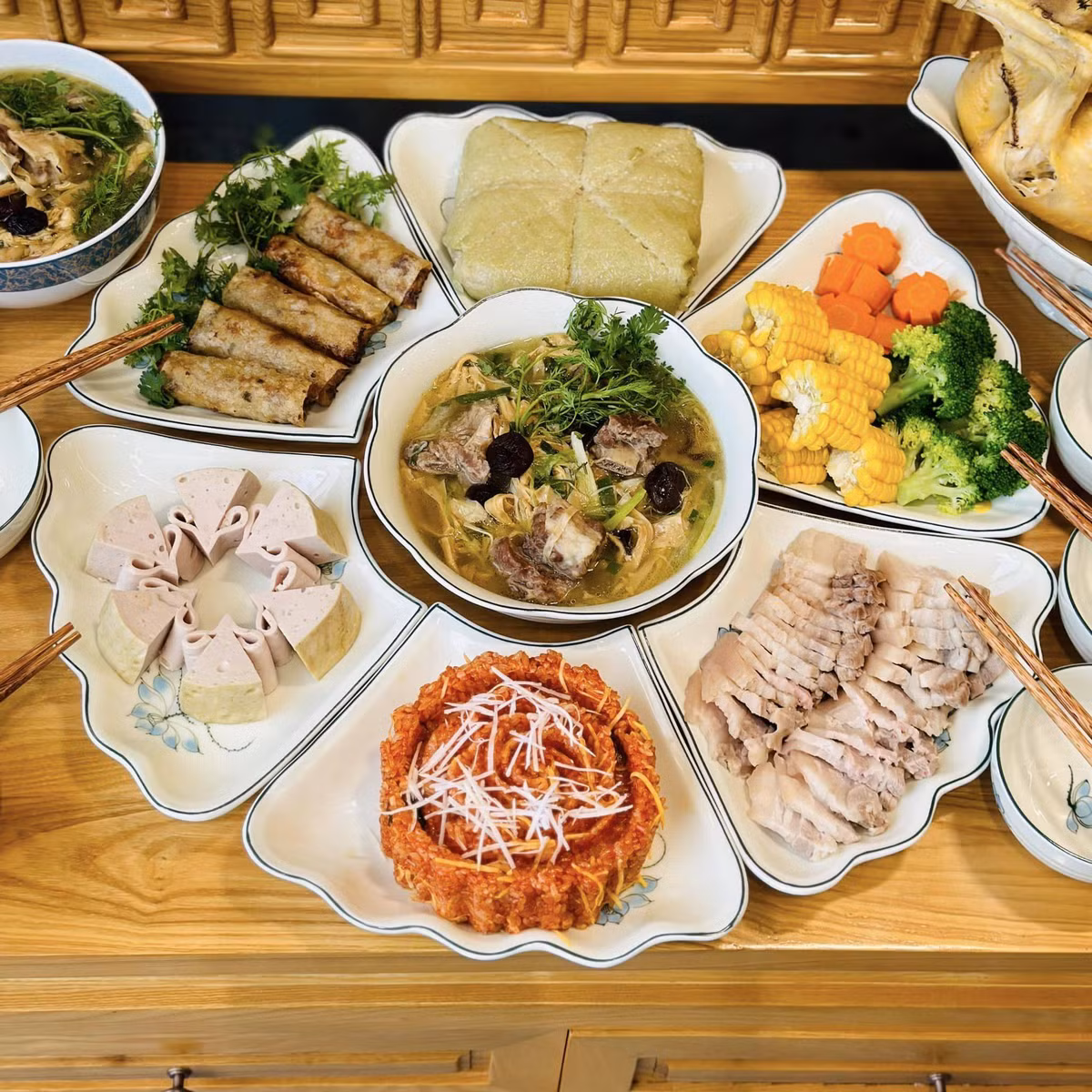 Cuộc sống hiện tại khiến các loại hình dịch vụ như nấu cơm cúng sẵn vô cùng phát triển, thế nhưng nhiều người cho rằng dù có bận thế nào thì cũng phải tự tay chuẩn bị mâm cơm cúng ông Công ông Táo để thể hiện lòng thành kính.