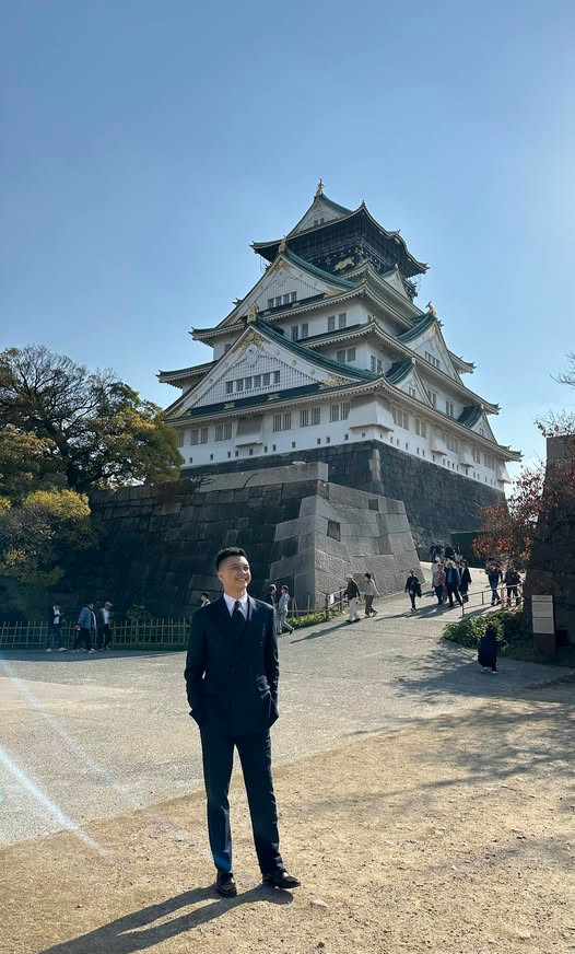 "Đúng là hổ phụ sinh hổ tử", "đẳng cấp thế này thì không phải ai cũng đu được nha", "bố đẳng cấp mà con trai cũng vô cùng chất lượng nha" - Netizen bày tỏ dưới những bức ảnh của anh chàng.