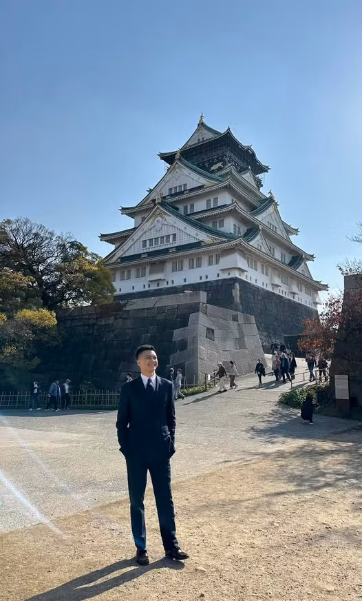 "Đúng là hổ phụ sinh hổ tử", "đẳng cấp thế này thì không phải ai cũng đu được nha", "bố đẳng cấp mà con trai cũng vô cùng chất lượng nha" - Netizen bày tỏ dưới những bức ảnh của anh chàng.