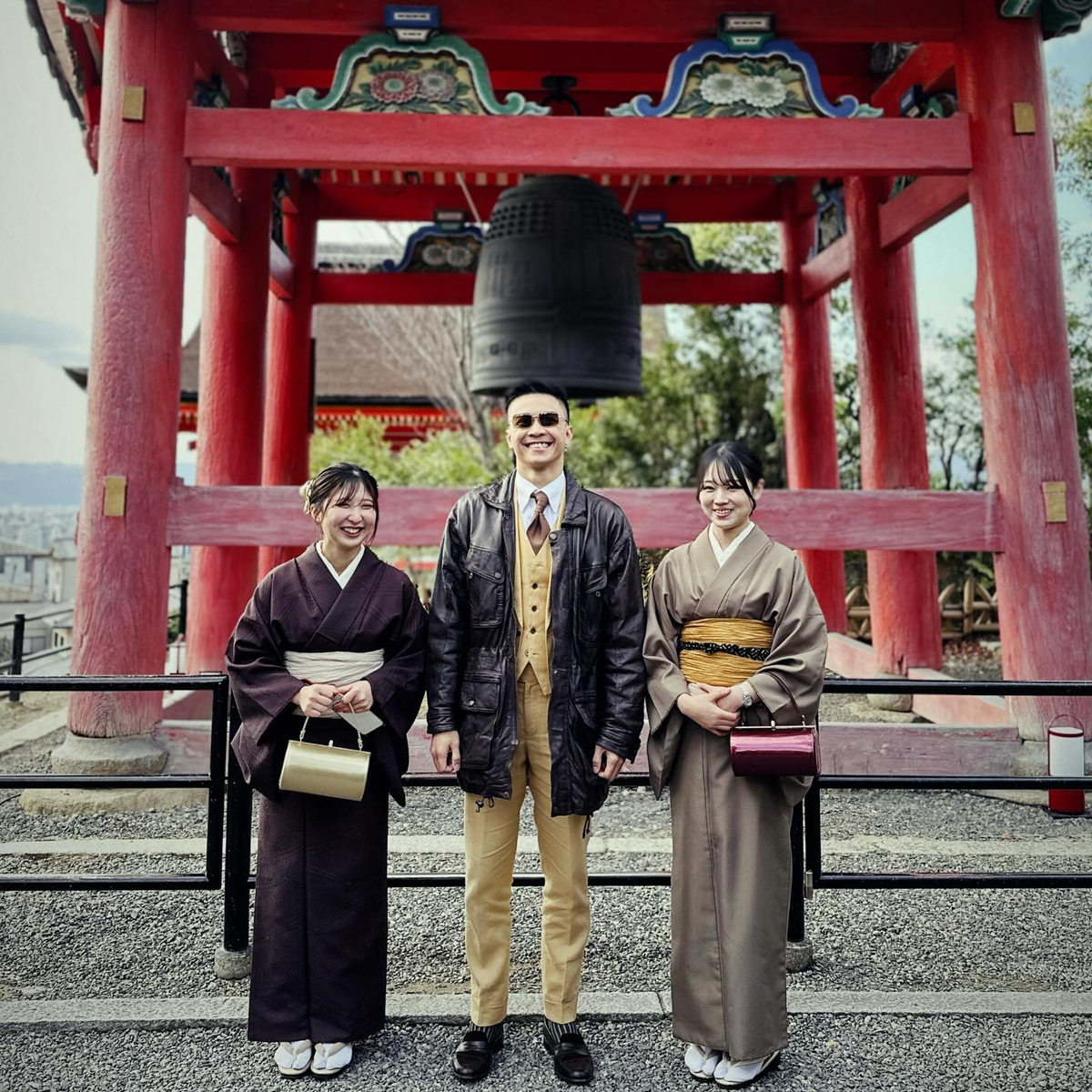 Không chỉ vậy, nhiều người cũng bày tỏ xuýt xoa trước phong cách của chàng trai. Anh chàng có gu thời trang ấn tượng, cùng ngoại hình lịch lãm của một quý ông.