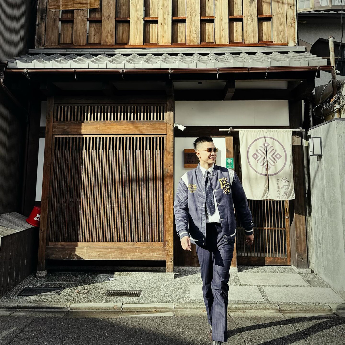 Trong những bức ảnh khác, anh chàng cũng thể hiện gu thời trang của mình vô cùng ấn tượng.