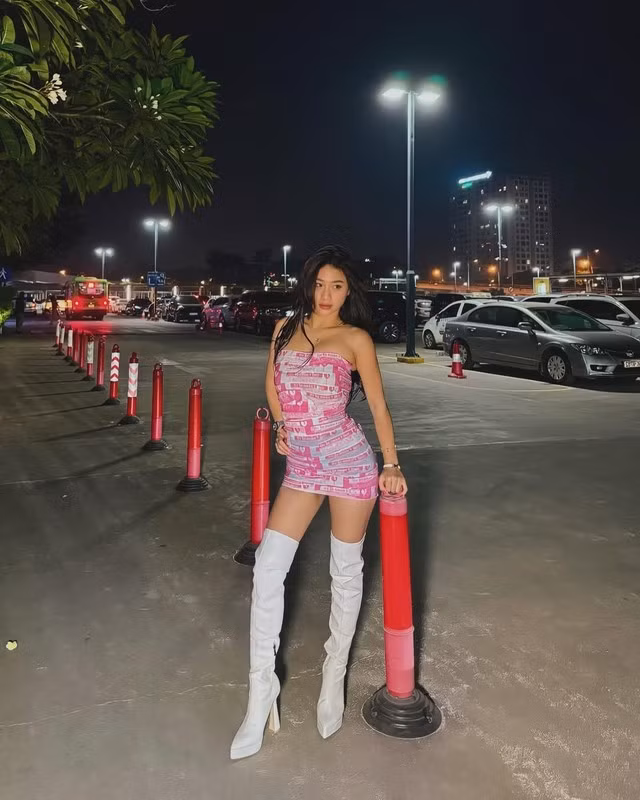 Những ngày qua, trend quấn băng keo đang làm mưa làm gió trên mạng xã hội Tiktok. Nhiều cô nàng, anh chàng đã hào hứng tham gia trend biến Tiktok như một Fashion show online.