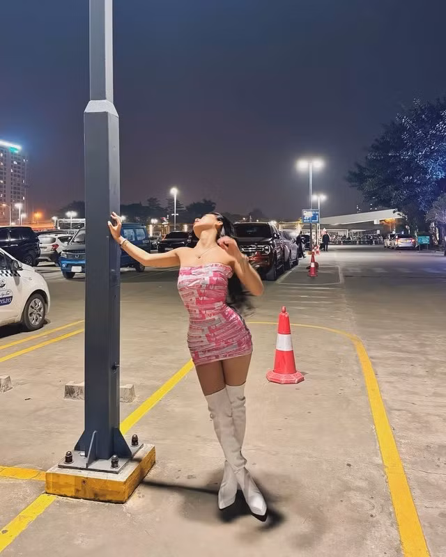 Trào lưu này được Louis Phạm nhanh chóng nhập cuộc. Cô nàng sử dụng loại băng keo màu hồng để tạo nên chiếc váy siêu ngắn đặc biệt.