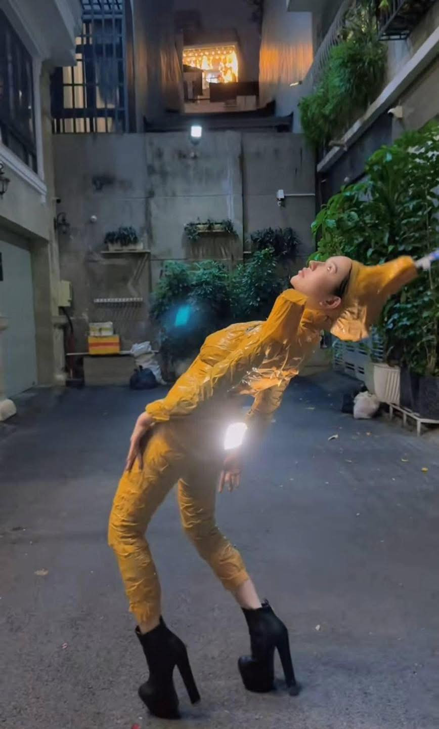 Nhiều người không thể nhịn nổi cười với màn đu trend "có 1-0-2" này của nữ Tiktoker: "Đỉnh nhất trend rồi", "không nhịn nổi cười", "trùm cuối không làm bạn thất vọng", "nửa đêm tôi xem video của bà mà cười như điên".