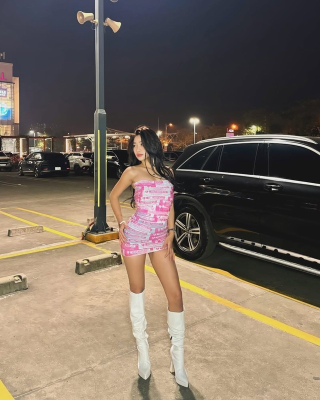 Nhờ quấn chặt cơ thể, từng đường nét quyến rũ của hot girl đã được phô bày trực diện, khiến người xem hết sức bất ngờ.