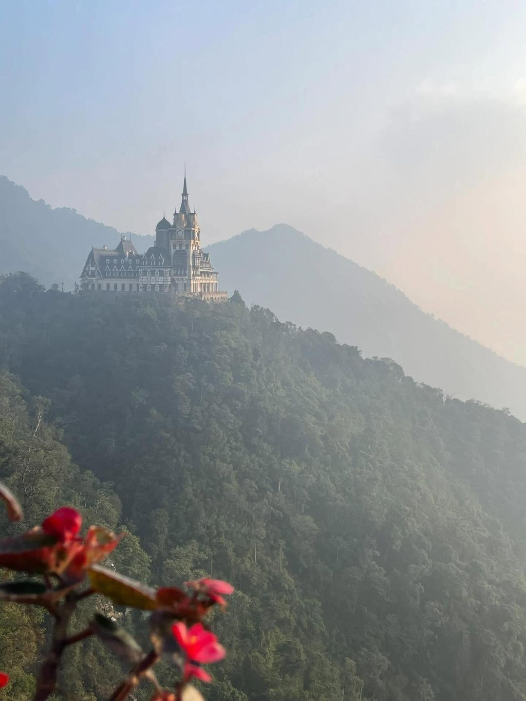 Tuy nhiên, vẫn rất nhiều bạn trẻ tìm đến để được chiêm ngưỡng và check-in với khung cảnh xinh đẹp này.