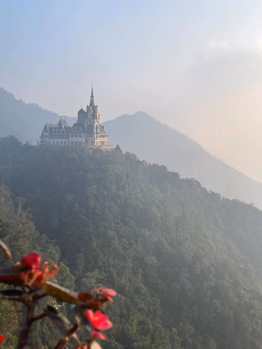 Tuy nhiên, vẫn rất nhiều bạn trẻ tìm đến để được chiêm ngưỡng và check-in với khung cảnh xinh đẹp này.