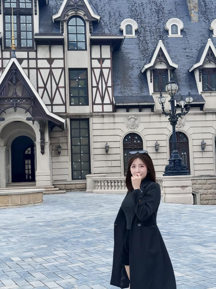 Có thể thấy nét đặc trưng chính xuyên suốt từ đường nét đến không gian lâu đài Tam Đảo là kiến trúc kiểu châu Âu. Cũng nhờ đó mà từ khi bước vào bạn đã cảm thấy vô cùng ấm cúng, giữa không gian sang trọng và bắt mắt.