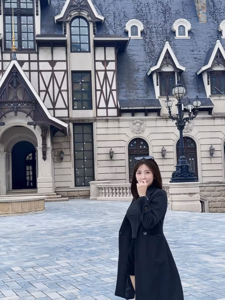 Có thể thấy nét đặc trưng chính xuyên suốt từ đường nét đến không gian lâu đài Tam Đảo là kiến trúc kiểu châu Âu. Cũng nhờ đó mà từ khi bước vào bạn đã cảm thấy vô cùng ấm cúng, giữa không gian sang trọng và bắt mắt.