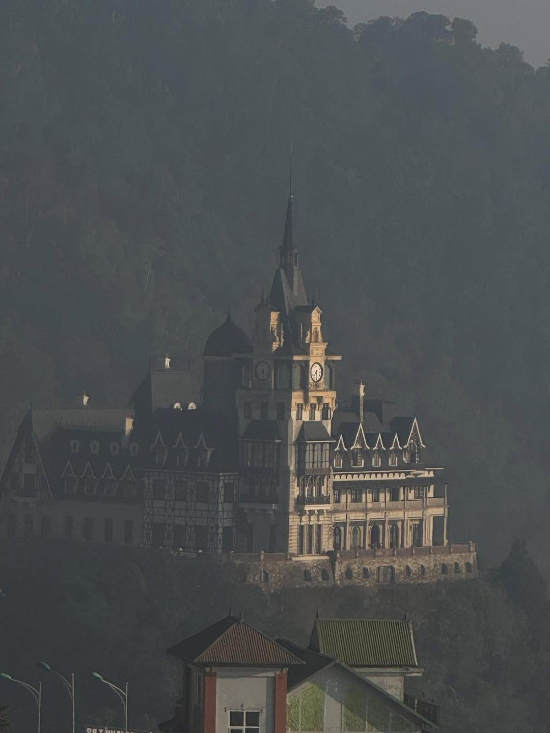 Đến nay sau nhiều năm hoàn thành khách sạn Lâu đài Tam Đảo vẫn chưa đưa vào khai thác, cung cấp dịch vụ cho du khách.