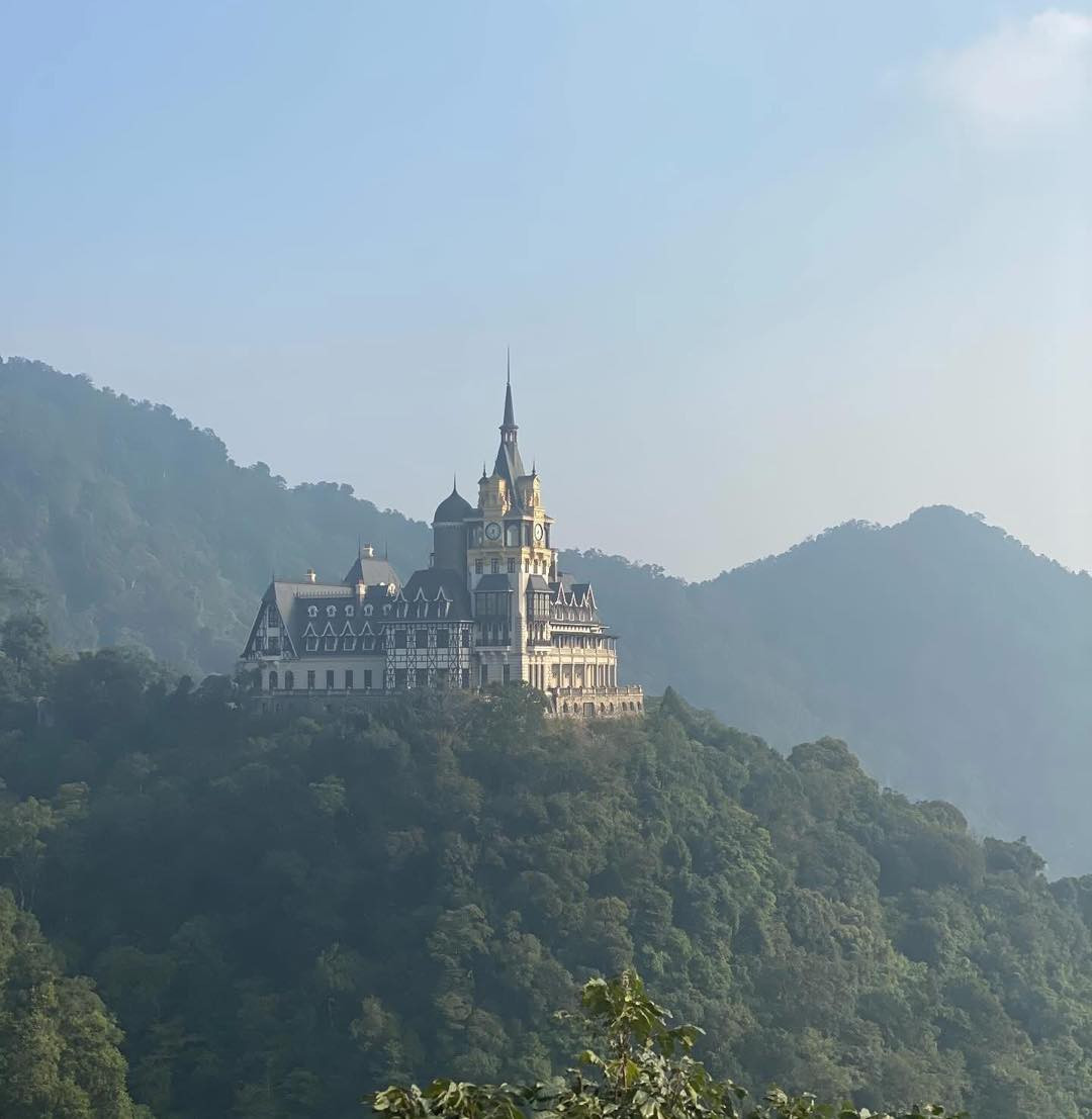 Nhiều du khách đã lựa chọn thuê những homestay có tầm nhìn ra lâu đài để check-in.