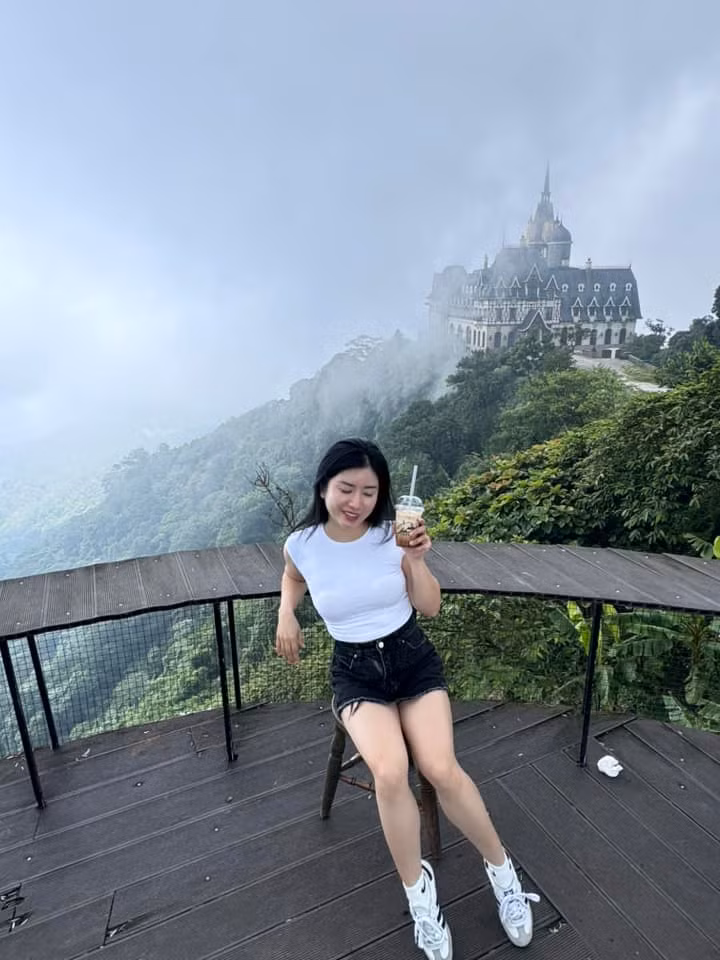 Lâu đài Tam Đảo được lấy cảm hứng từ lâu đài Peles và lâu đài Neuschwanstein, pha trộn giữa phong cách Neo Gothic và Phục Hưng.