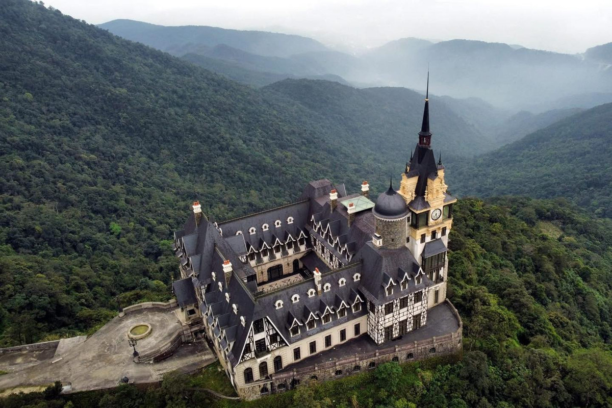 Khách sạn Lâu đài Tam Đảo (thị trấn Tam Đảo) được xây dựng trên nền đất của tòa nhà toàn quyền Đông Dương thời Pháp thuộc. Qua nhiều năm, lâu đài Tam Đảo là dự án của công ty cổ phần đầu tư Lạc Hồng, Chủ tịch HĐQT là ông Lê Xuân Trường. Ông Trường tiết lộ khoản đầu tư xây dựng cho lâu đài vào khoảng 400 tỷ, với hy vọng mang đến một biểu tượng mới cho Tam Đảo.