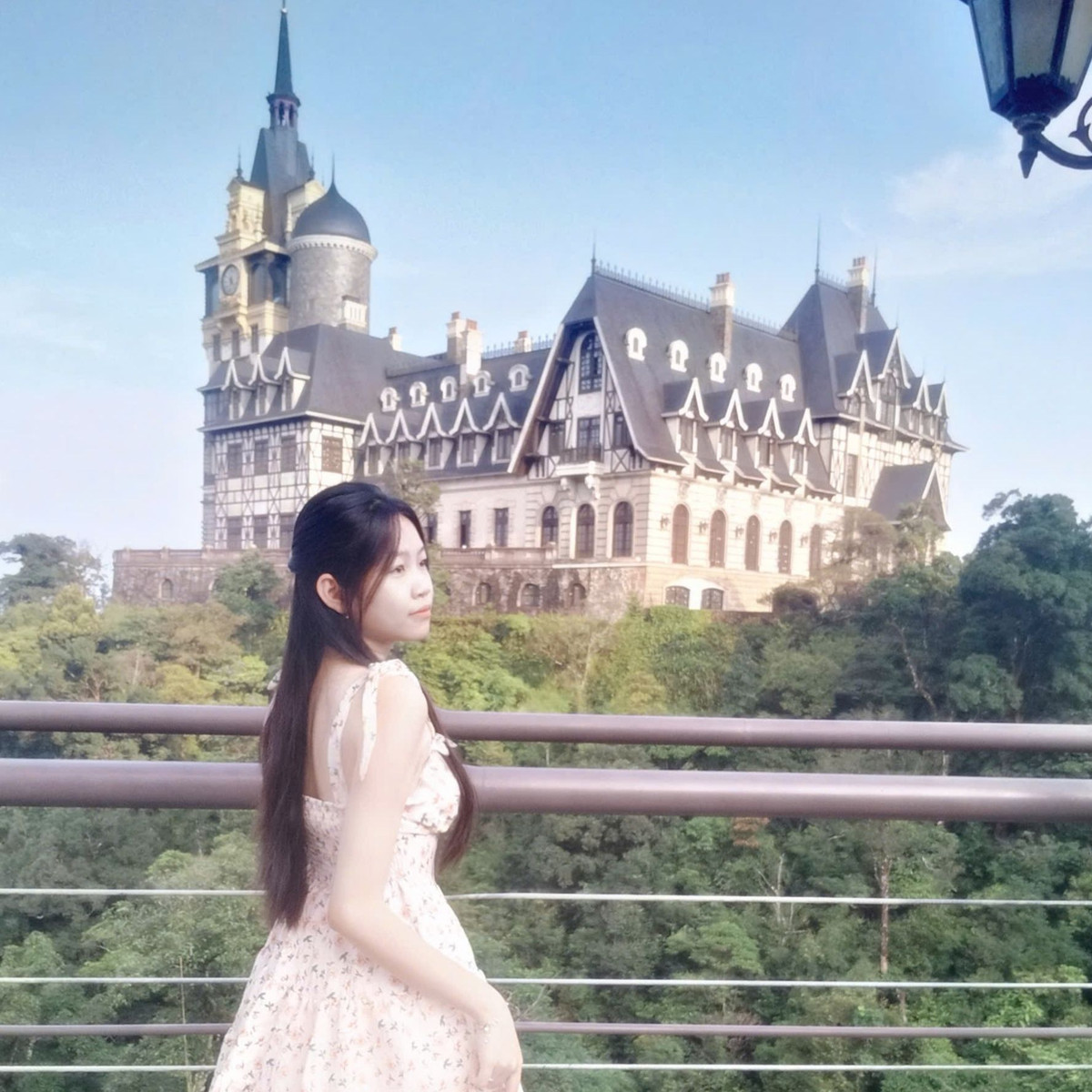 Trên nhiều diễn đàn, các bạn trẻ còn chia sẻ cách để đến tòa lâu đài "bỏ hoang" nói trên, đồng thời là những địa điểm để có được tầm mắt và chụp ảnh sống ảo đẹp nhất.